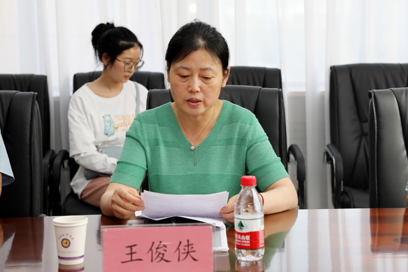 4、活动由市政协文史和港澳台侨委员会主任王俊侠主持.JPG 4、活动由市政协文史和港澳台侨委员会主任王俊侠主持.JPG