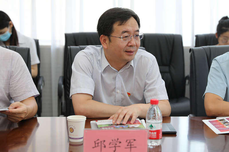 5.市政协委员邱学军发言.JPG 5.市政协委员邱学军发言.JPG